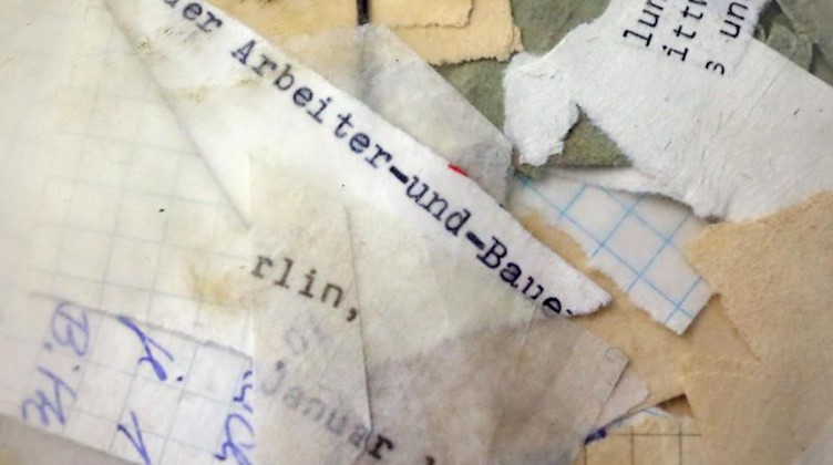 Zerrissene Stasi-Akten sind im Stasi-Archiv in einem Sack mit noch nicht erfasstem Material zu sehen. Foto: Stephanie Pilick/dpa/Archivbild