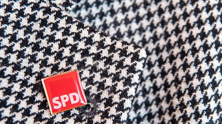 Das Logo der SPD an einem Revers. Foto: Sebastian Gollnow/dpa/Symbolbild