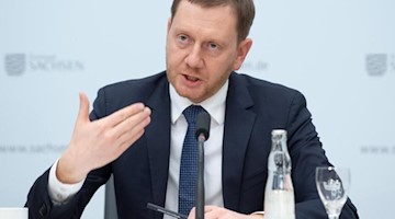 Michael Kretschmer (CDU), Ministerpräsident von Sachsen, spricht auf einer Pressekonferenz. Foto: Sebastian Kahnert/dpa-Zentralbild/dpa