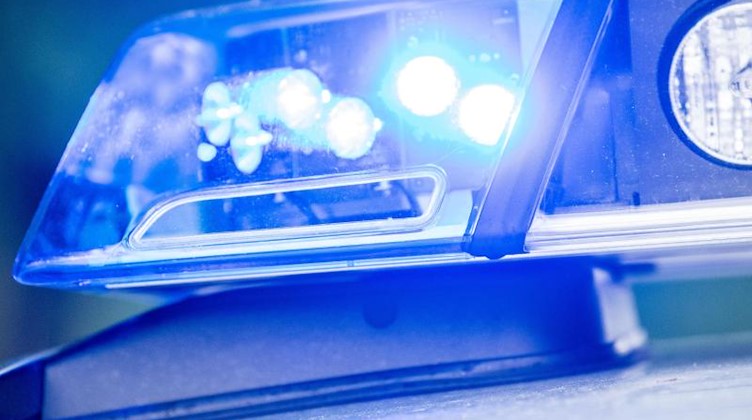 Ein Blaulicht leuchtet an einer Polizeistreife. Foto: Lino Mirgeler/dpa/Archivbild