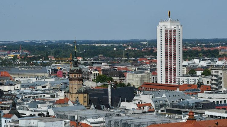 Blick vom Turm des Neuen Rathauses auf die Innenstadt von Leipzig mit der Nikolaikirche. Foto: Jens Kalaene/zb/dpa/Archivbild