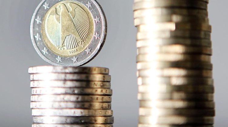 Euro-Münzen sind gestapelt. Foto: Oliver Berg/dpa/Archivbild