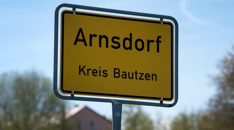 Ein Ortseingangsschild von Arnsdorf. Foto: Arno Burgi/dpa-Zentralbild/dpa/Archivbild
