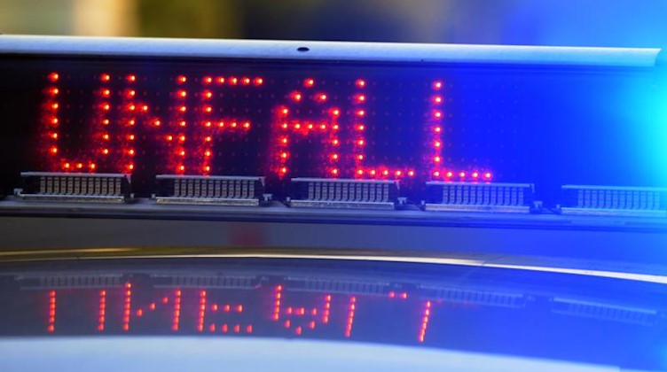 Ein Polizeifahrzeug an einer Unfallstelle. Foto: Stefan Puchner/dpa/Symbolbild