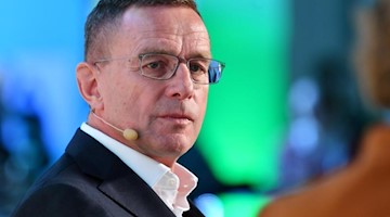 Ralf Rangnick spricht bei einer Veranstaltung. Foto: Martin Schutt/zb/dpa/Archivbild