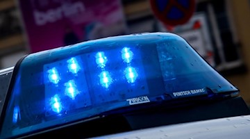Ein Blaulicht leuchtet an einem Streifenwagen. Foto: Monika Skolimowska/zb/dpa/Archivbild