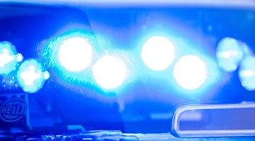 Ein Blaulicht leuchtet an einer Polizeistreife. Foto: Lino Mirgeler/dpa/Archivbild
