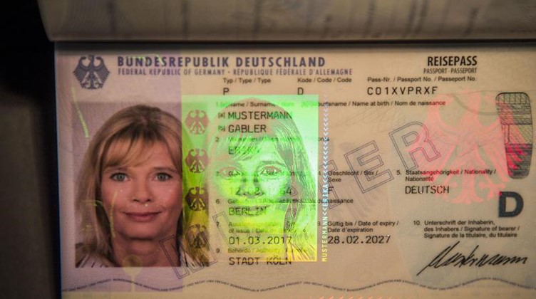 Ein Musterexemplar zeigt den neuen Reisepass für Deutschland bei der Vorstellung im Innenministerium. Foto: Michael Kappeler/dpa/Archivbild