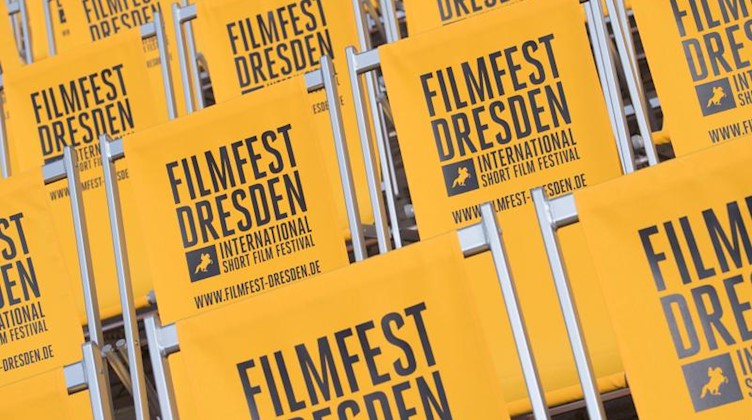 Klappstühle mit der Aufschrift «Filmfest Dresden». Foto: Sebastian Kahnert/zb/dpa/Archivbild