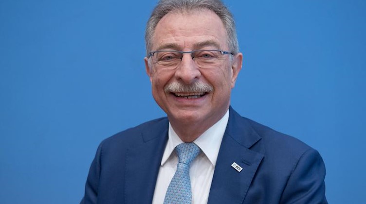 Dieter Kempf, BDI-Präsident, lächelt in die Kamera. Foto: Jörg Carstensen/dpa/Archivbild