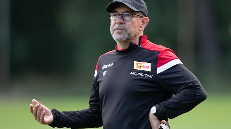Union Berlins Trainer Urs Fischer auf dem Trainingsplatz. Foto: Soeren Stache/dpa