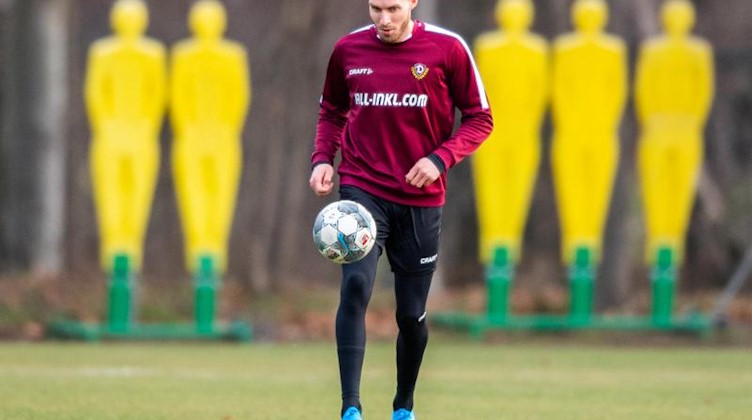 Dynamos Neuzugang Patrick Schmidt spielt beim Training den Ball. Foto: Robert Michael/zb/dpa