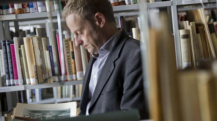 Der Leiter der Provenienzforschung, Gilbert Lupfer, beim Lesen in der Bibliothek. Foto: Ole Spata/dpa