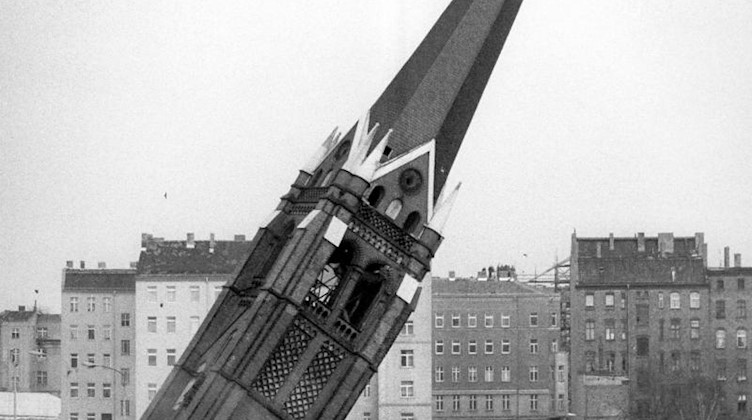 Der Turm der Versöhnungskirche an der Mauer wird am 28.01.1985 in Ost-Berlin gesprengt. Foto: Roland Holschneider/dpa