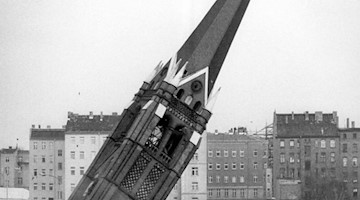 Der Turm der Versöhnungskirche an der Mauer wird am 28.01.1985 in Ost-Berlin gesprengt. Foto: Roland Holschneider/dpa