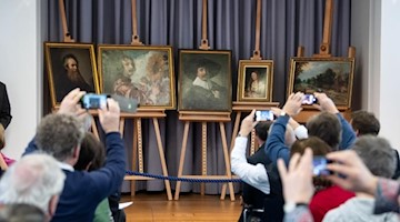 Die wieder aufgetauchten Gemälde werden in der Stiftung Schloss Friedenstein Gotha präsentiert. Foto: Bernd von Jutrczenka/dpa