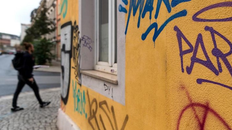 Fassaden der Wohnhäuser im Bezirk Neustadt sind mit Graffiti beschmiert. Foto: Monika Skolimowska/zb/dpa/Archivbild