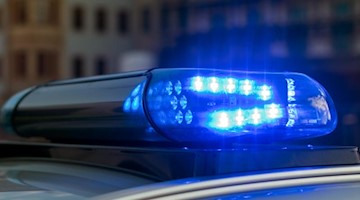 Das Blaulicht auf einem Fahrzeug der Polizei leuchtet in der Dunkelheit. Foto: Monika Skolimowska/zb/dpa/Archivbild