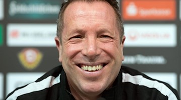 Markus Kauczinski, der Trainer von Dynamo Dresden, lacht während einer Pressekonferenz. Foto: Sebastian Kahnert/zb/dpa/Archivbild