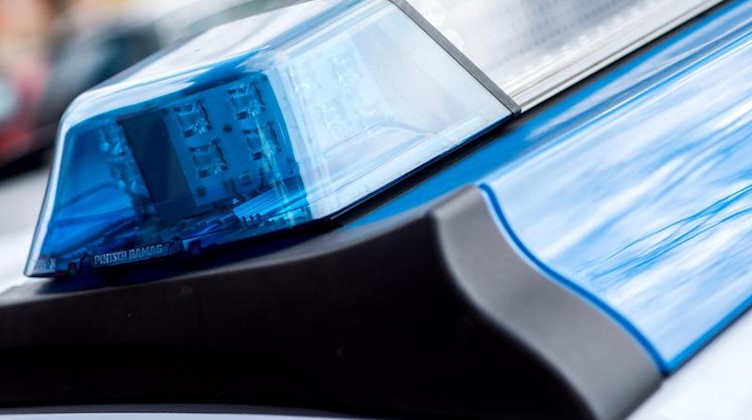 Das Blaulicht an einem Einsatzwagen der Polizei. Foto: Hauke-Christian Dittrich/dpa