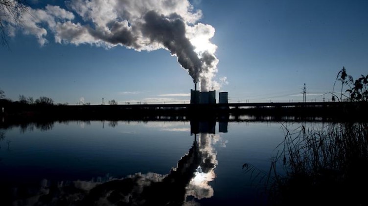 Der Schatten eines Kohlekraftwerkes spiegelt sich im Wasser. Foto: Hendrik Schmidt/dpa-Zentralbild/dpa/Archivbild