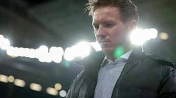Leipzigs Trainer Julian Nagelsmann steht vor Beginn eines Spiels im Stadion. Foto: Jan Woitas/dpa-Zentralbild/dpa/Archivbild