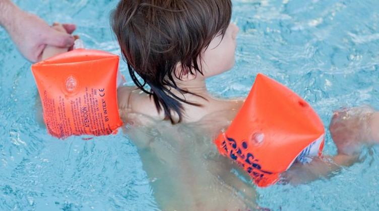 In der Schwimmhalle lernt ein Junge Schwimmen. Foto: Patrick Pleul/dpa-Zentralbild/dpa/Archivbild