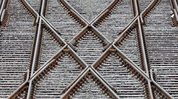 Blick von oben auf Gleise der Bahn. Foto: Jan Woitas/dpa-Zentralbild/dpa/Archivbild