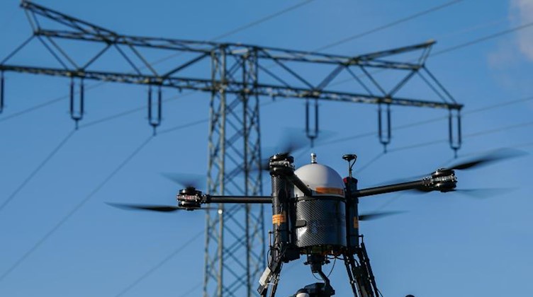 Mitnetz testet eine automatisierte Drohne für Kontrollflüge an Hochspannungsleitungen. Foto: Peter Endig/dpa-Zentralbild/ZB/