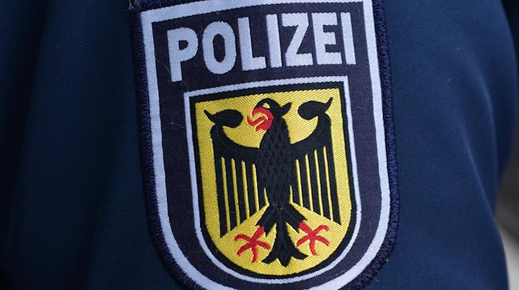 Das Wappen der Bundespolizei auf einer Dienstjacke. Foto: Martin Schutt/dpa-Zentralbild/dpa/Archivbild