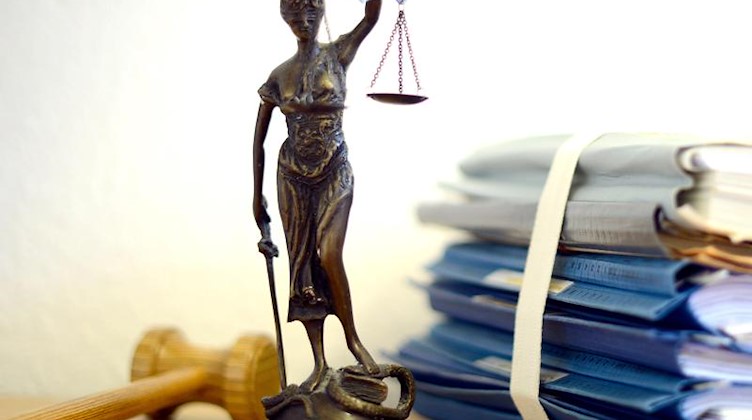Ein Modell der Justitia steht auf einem Tisch. Foto: Volker Hartmann/dpa/Archivbild
