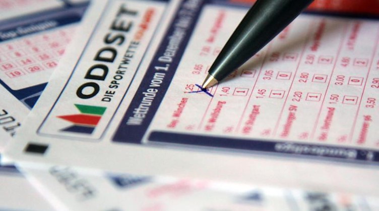 Ein Spielschein der staatlichen Oddset-Wette. Foto: picture alliance / dpa