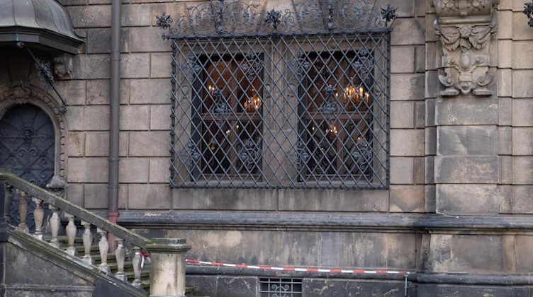Ein Absperrband vor den Gitterfenstern des Grünen Gewölbes in Dresden. Foto: Sebastian Kahnert/dpa-Zentralbild/dpa/Archivbild