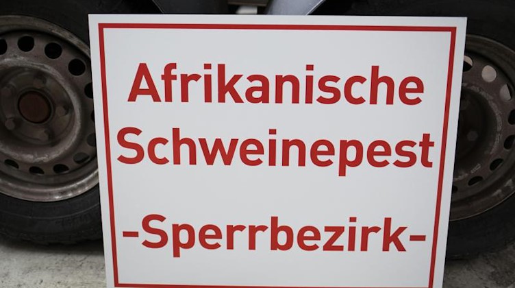 Ein Schild warnt vor der Afrikanischen Schweinepest. Foto: Frank Rumpenhorst/dpa/Archivbild