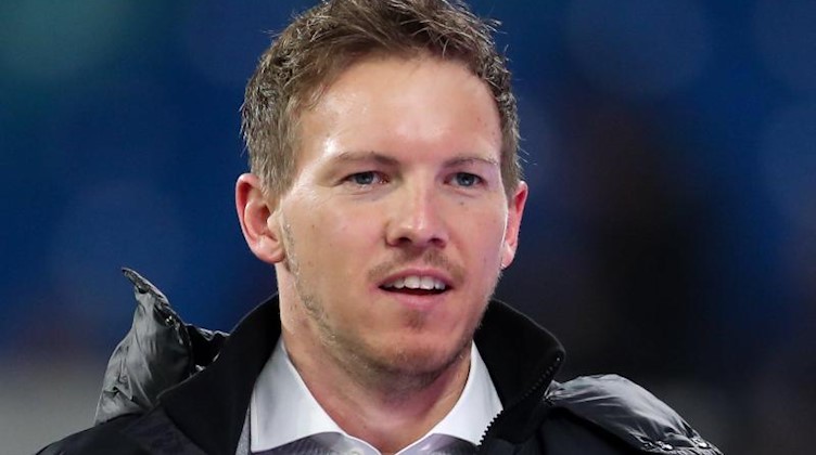 Leipzigs Trainer Julian Nagelsmann steht vor Beginn des Spiels im Stadion. Foto: Jan Woitas/dpa-Zentralbild/dpa
