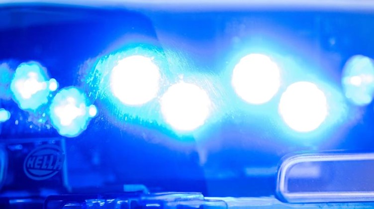 Das Blaulicht an einer Polizeistreife. Foto: Lino Mirgeler/dpa/Symbolbild
