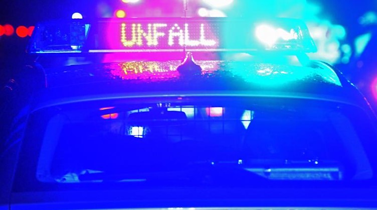 Blaulicht und LED-Schriftzug «Unfall» auf dem Dach eines Polizestreifenwagens. Foto: Stefan Puchner/dpa/Archivbild