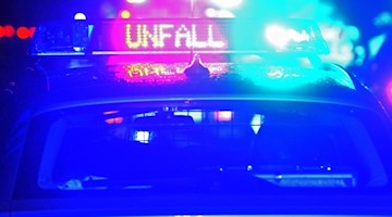 Blaulicht und LED-Schriftzug «Unfall» auf dem Dach eines Polizestreifenwagens. Foto: Stefan Puchner/dpa/Archivbild