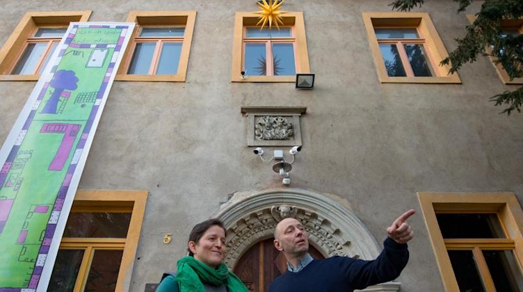 Melanie Haller und Jens Kretzschmar vom NDK stehen vor dem Vereinshaus. Foto: Hendrik Schmidt/dpa-Zentralbild/dpa/Archivbild