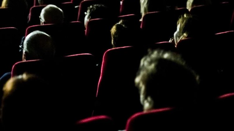 Besucher eines FernsehKrimi-Festivals sitzen in einem Kino. Foto: Nicolas Armer/dpa/Archivbild