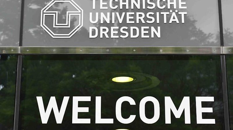 "Welcome" steht am Informationszentrum der TU Dresden. Foto: Jens Kalaene/dpa-Zentralbild/dpa/Archivbild