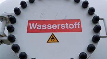 Ein Wasserstoffspeicher steht auf dem Gelände eines Kraftwerks. Foto: Monika Skolimowska/zb/dpa/Archivbild