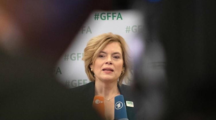 Bundeslandwirtschaftsministerin Julia Klöckner (CDU) gibt ein Pressestatement. Foto: Paul Zinken/dpa