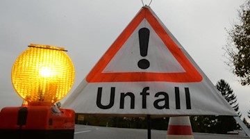 Ein Warndreieck mit der Aufschrift «Unfall». Foto: Patrick Seeger/dpa/Archiv