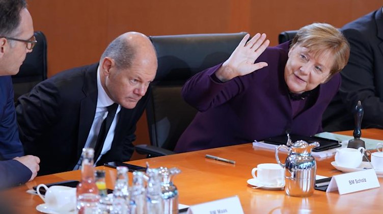 Kanzlerin Angela Merkel (CDU) und Finanzminister Olaf Scholz (SPD) bei der Bundeskabinettssitzung. Foto: Kay Nietfeld/dpa