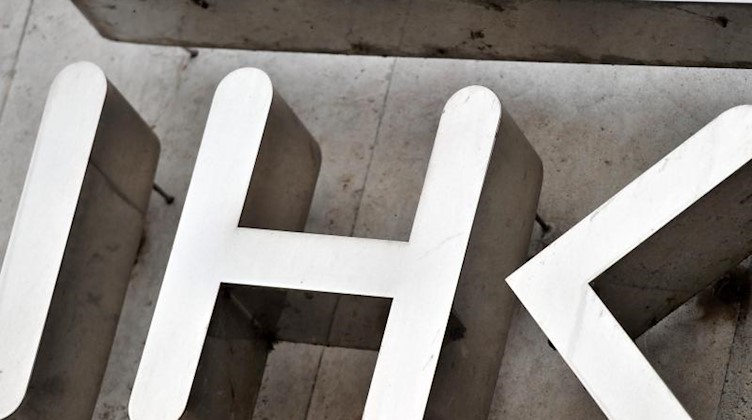 Das Logo der Industrie- und Handelskammer (IHK). Foto: Hendrik Schmidt/dpa-Zentralbild/dpa/Archivbild