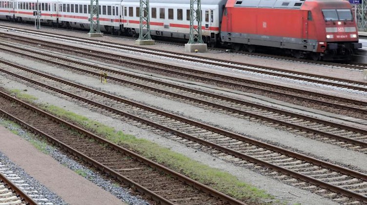 Die Deutsche Bahn investiert fast 900 Millionen Euro in Bauprojekte in Sachsen, Sachsebn-Anhalt und Thüringen. Foto: Bernd Wüstneck/dpa/Archivbild