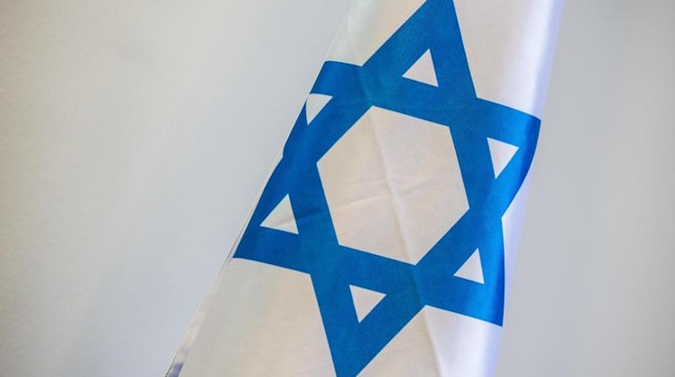 Eine Flagge Israels steht bei einer Feierstunde. Foto: Arne Immanuel Bänsch/dpa/Archiv/Illustration