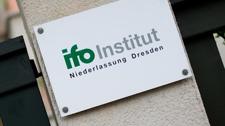Eine Werbetafel des ifo Institut. Foto: dpa/Archivbild
