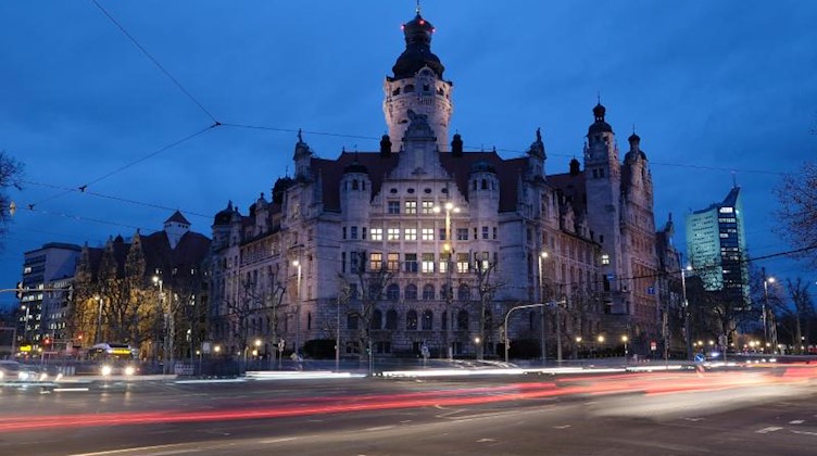 Das Leipziger Rathaus bei Dämmerung. Foto: Sebastian Willnow/dpa-Zentralbild/dpa